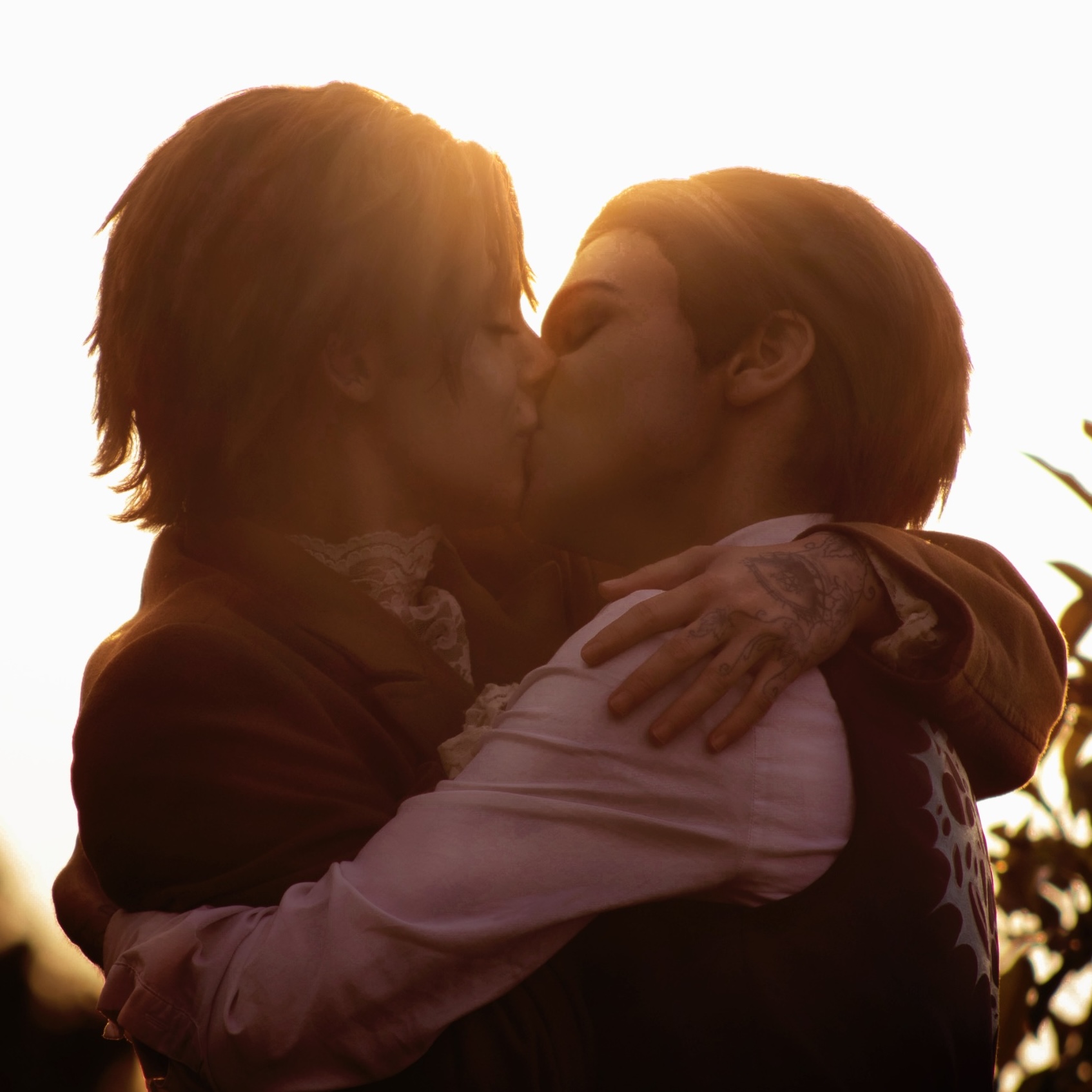 Bing and Luca kissing in Jayce and Viktor cosplay while holding each other against the bright sun